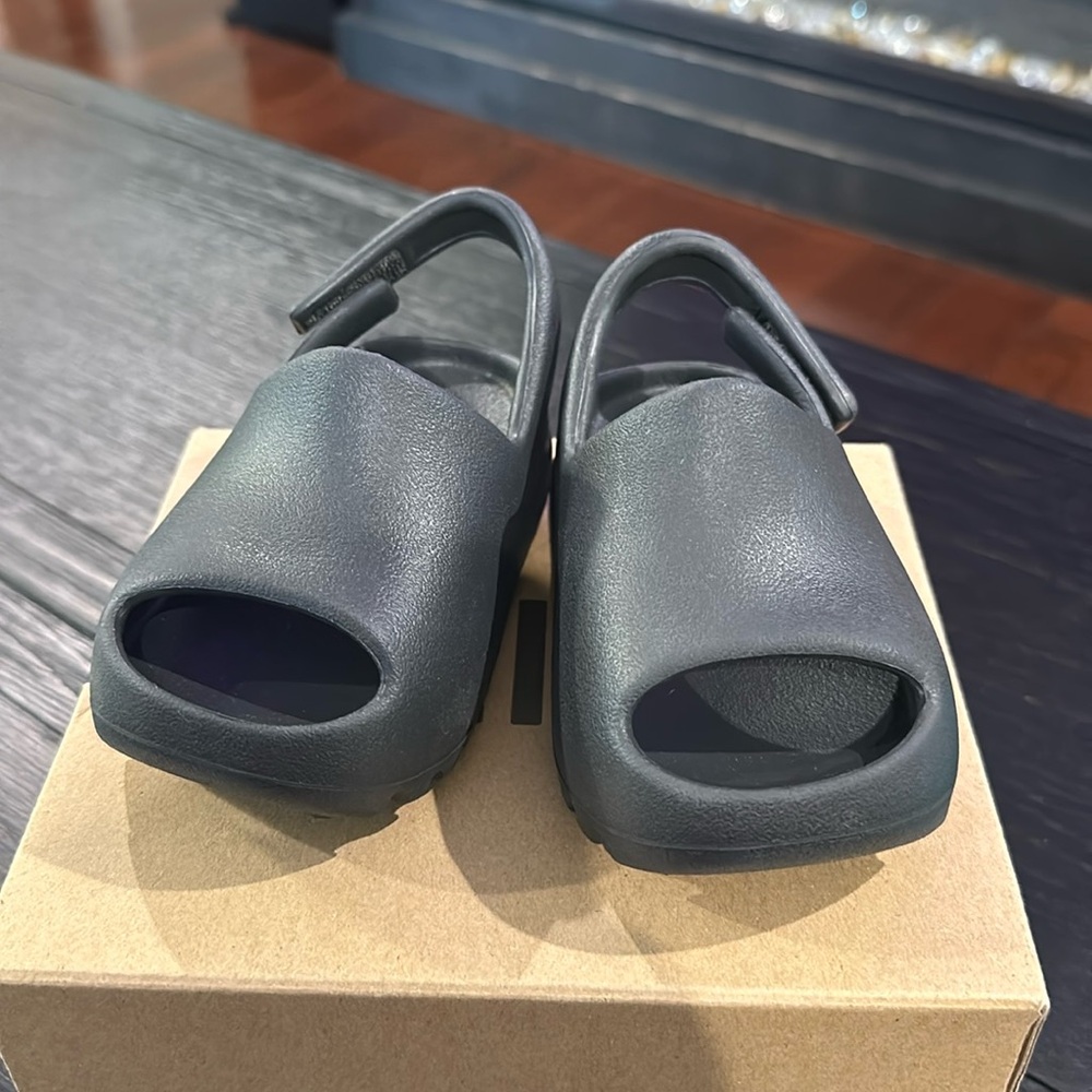 Yeezy Slide infant Size 7